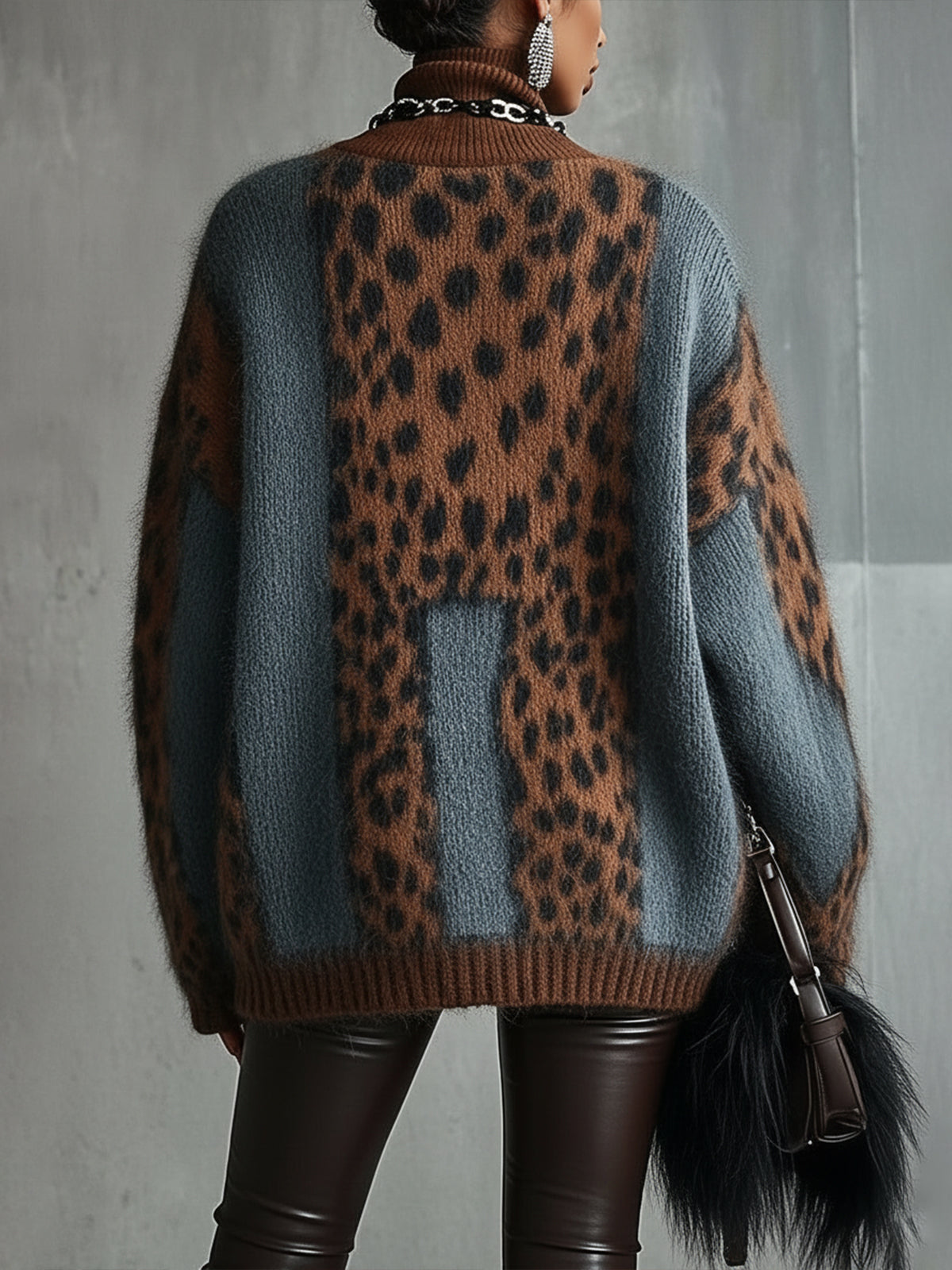 Elegancki sweter z golfem w modny wzór panterki