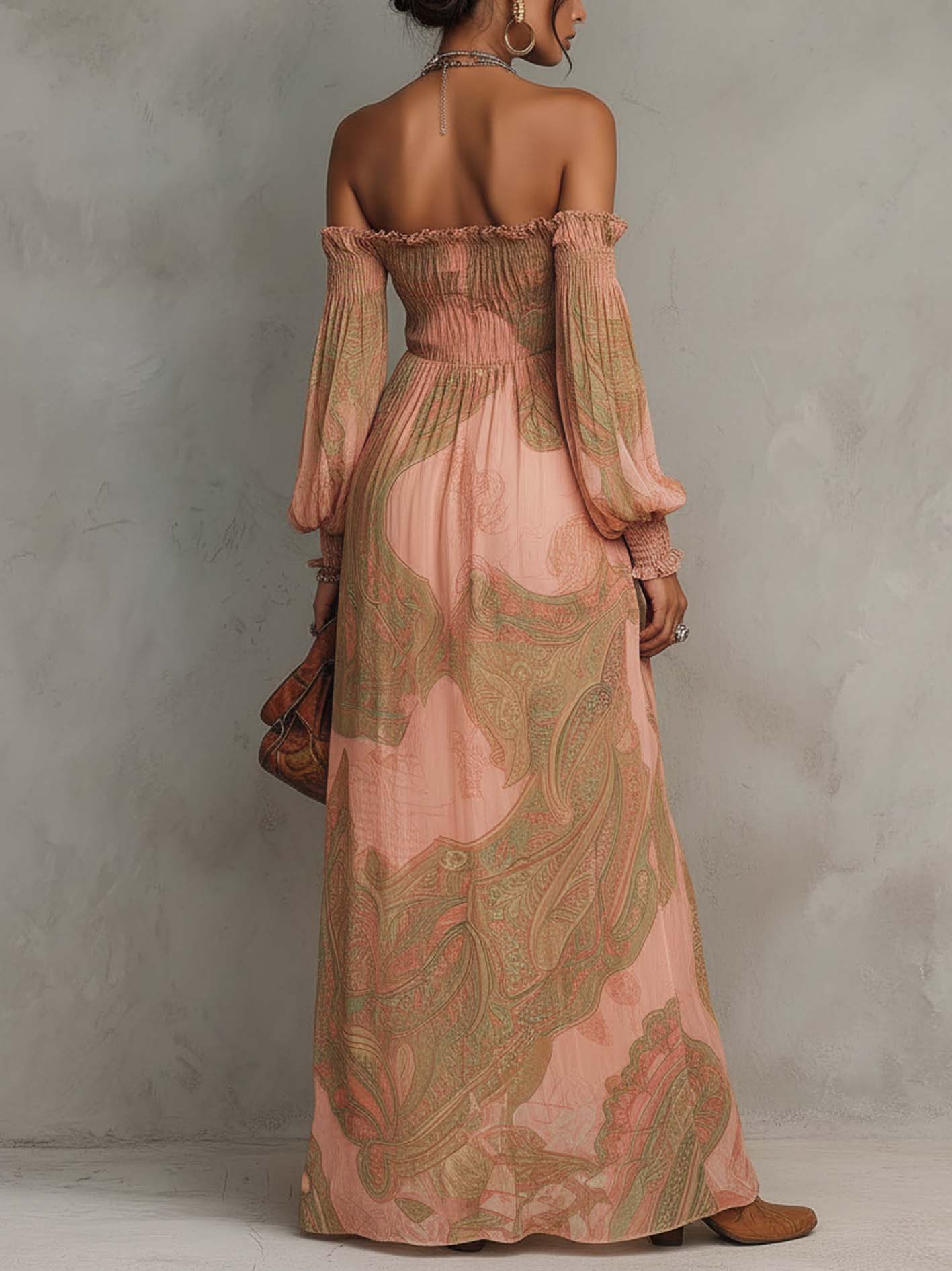 Różowa Maxi Sukienka z Chiffonu z Printem Paisley i Odkrytymi Ramionami