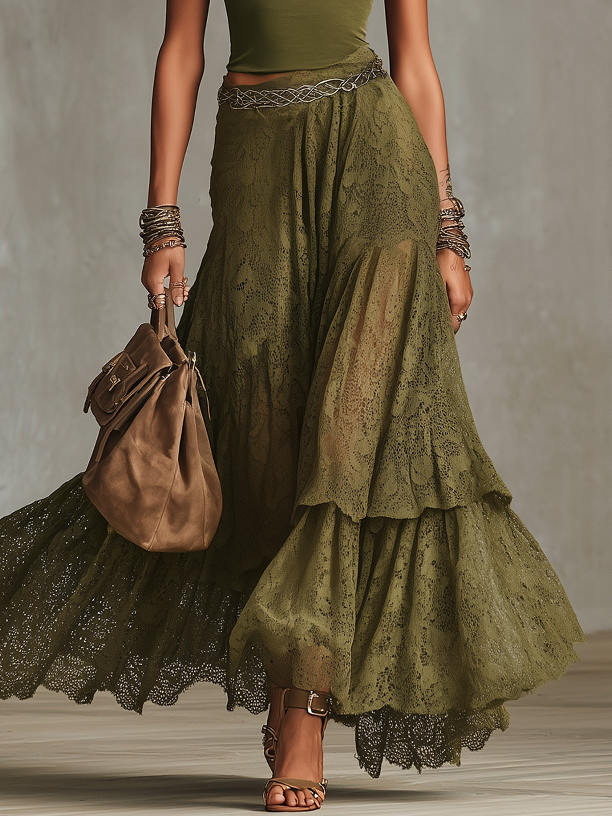 Zielony top na ramiączkach i maxi spódnica z koronkowymi warstwami - zestaw oliwkowy