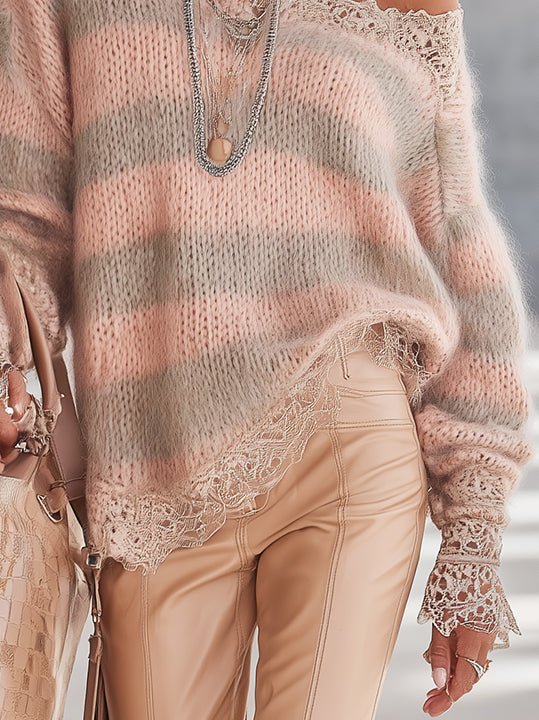 Elegancki pasiasty sweter moherowy w odcieniach różu i beżu z delikatną koronką