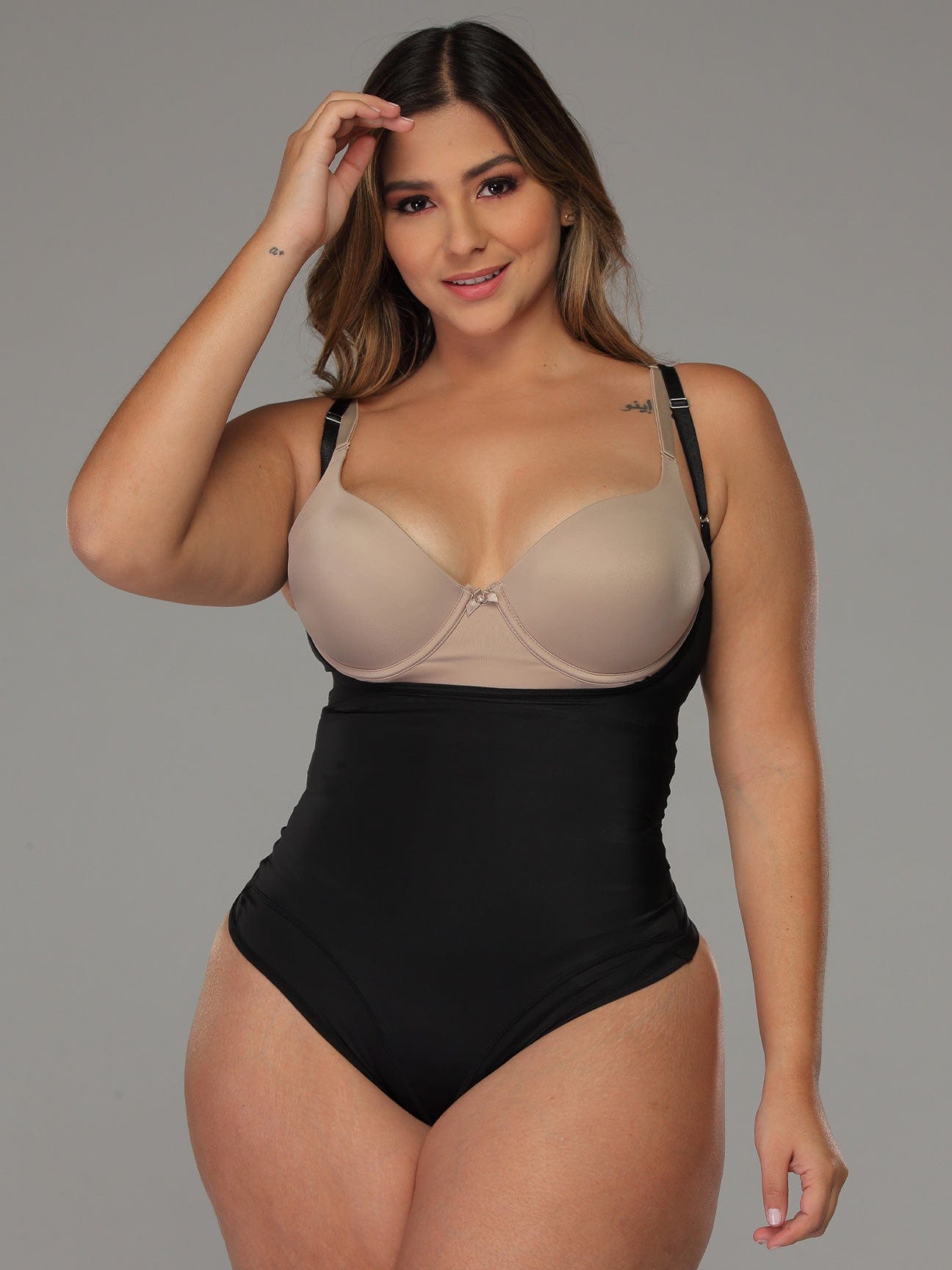 Gładki body z stringami 8052