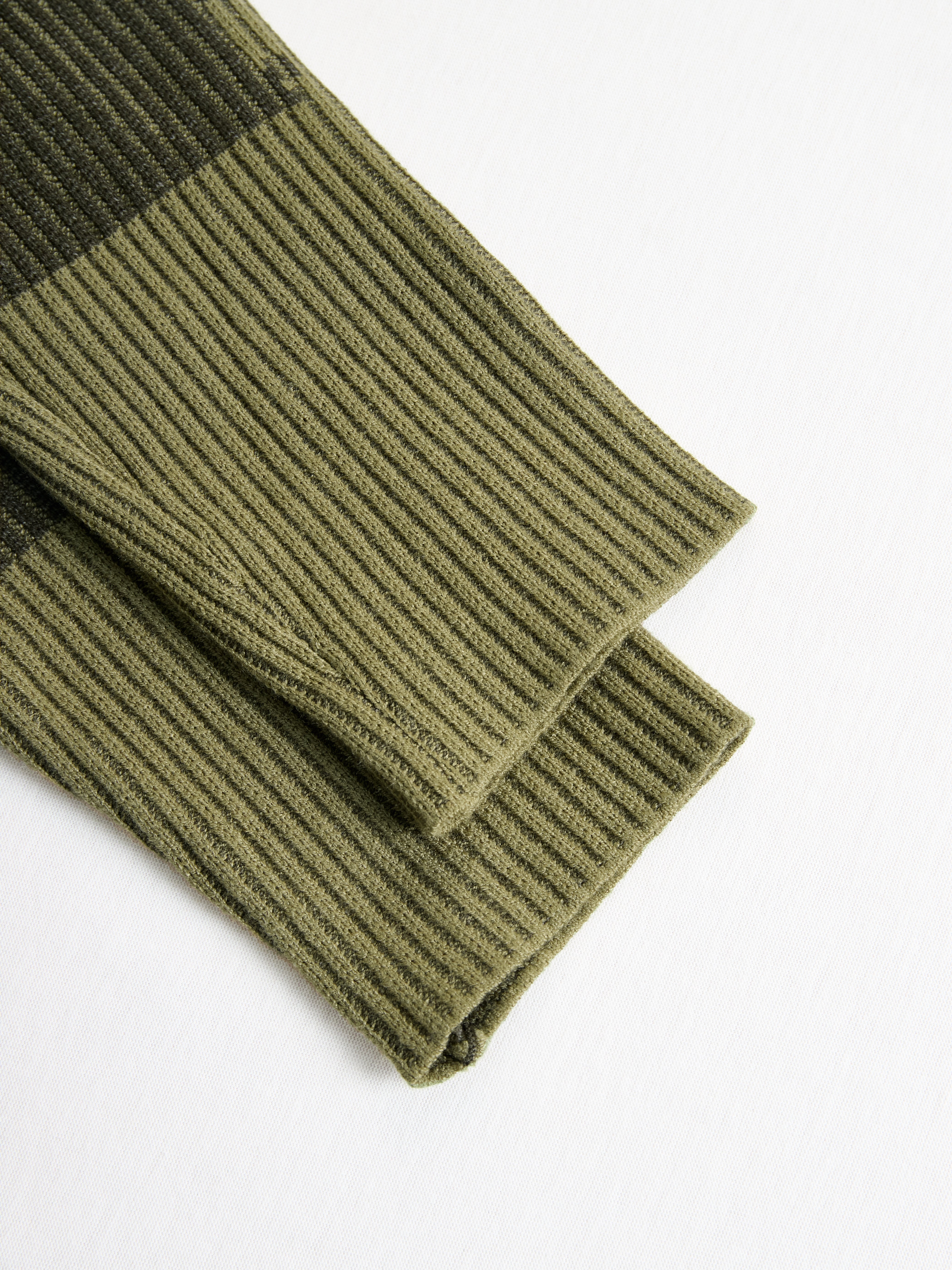 Sukienka bodycon z dekoltem w serek i frędzlami Yohers Olive Camo Knit