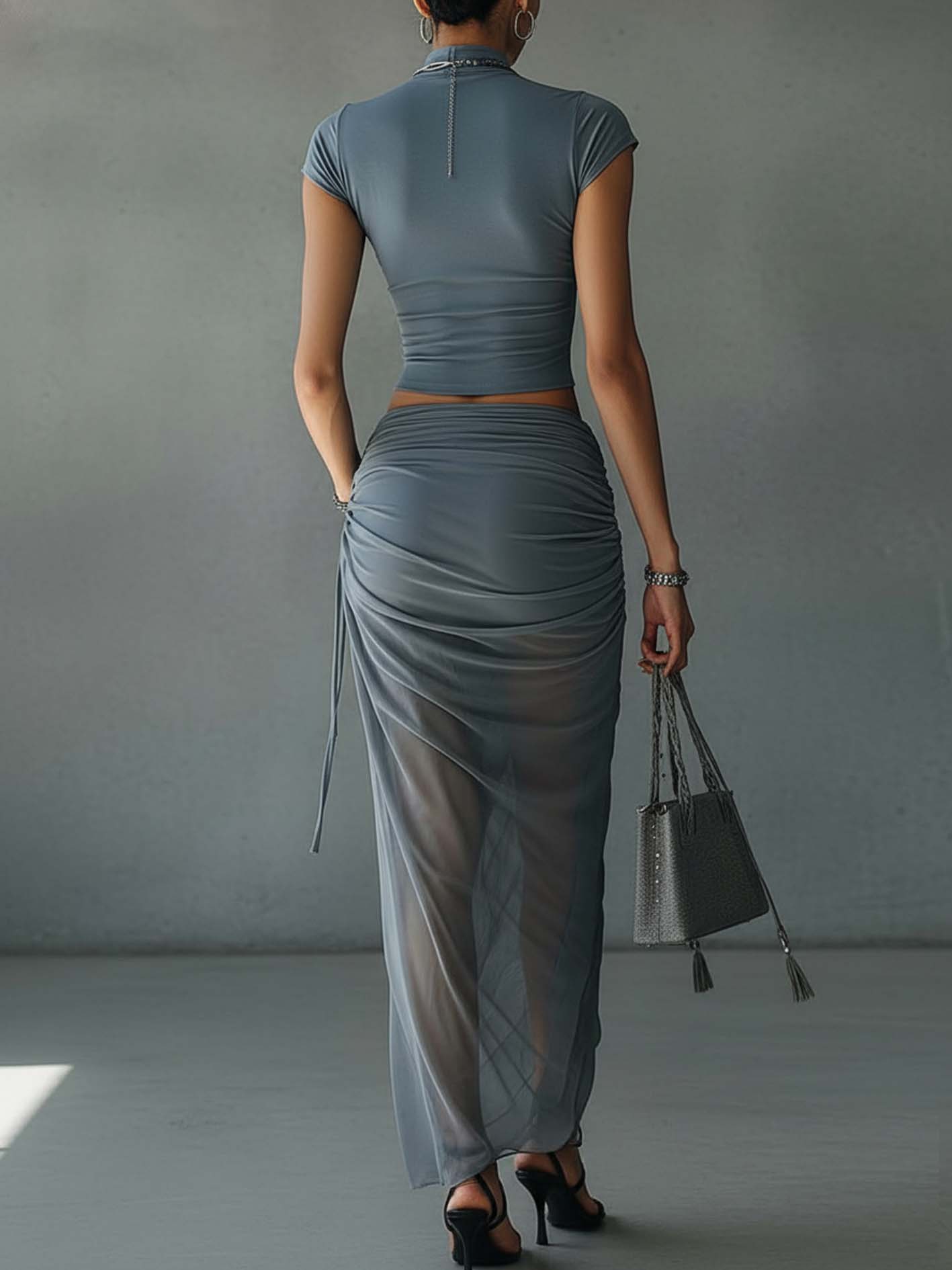 Dymnoniebieski zestaw dwuczęściowy: marszczony crop top z siateczki i transparentna, drapowana maxi spódnica