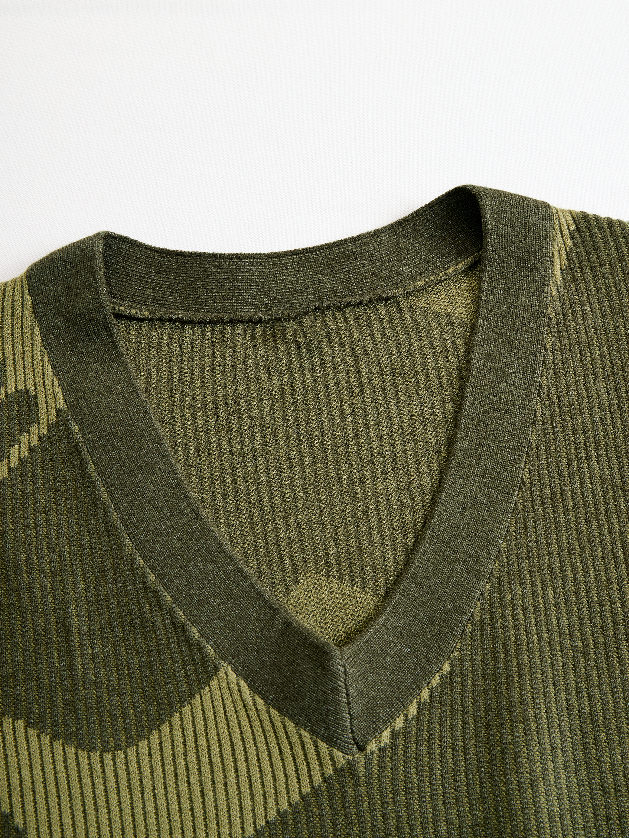 Sukienka bodycon z dekoltem w serek i frędzlami Yohers Olive Camo Knit