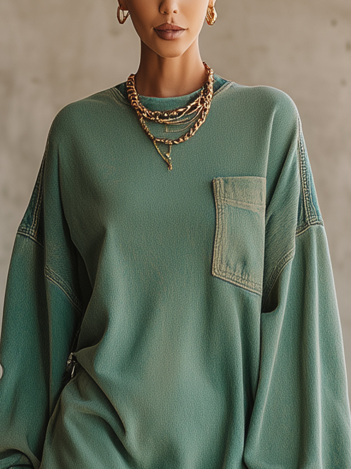 Mini Zielona Dżinsowa Sukienka z Przeciętym Hemem i Kieszenią w Stylu Oversized