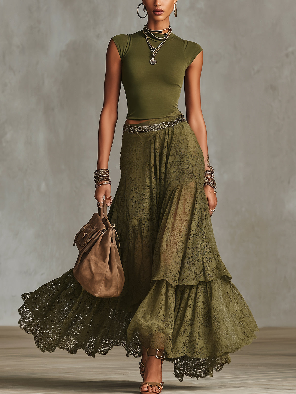 Oliwkowy zestaw dwuczęściowy: crop top z krótkim rękawem typu cap sleeve oraz warstwowa koronkowa spódnica maxi