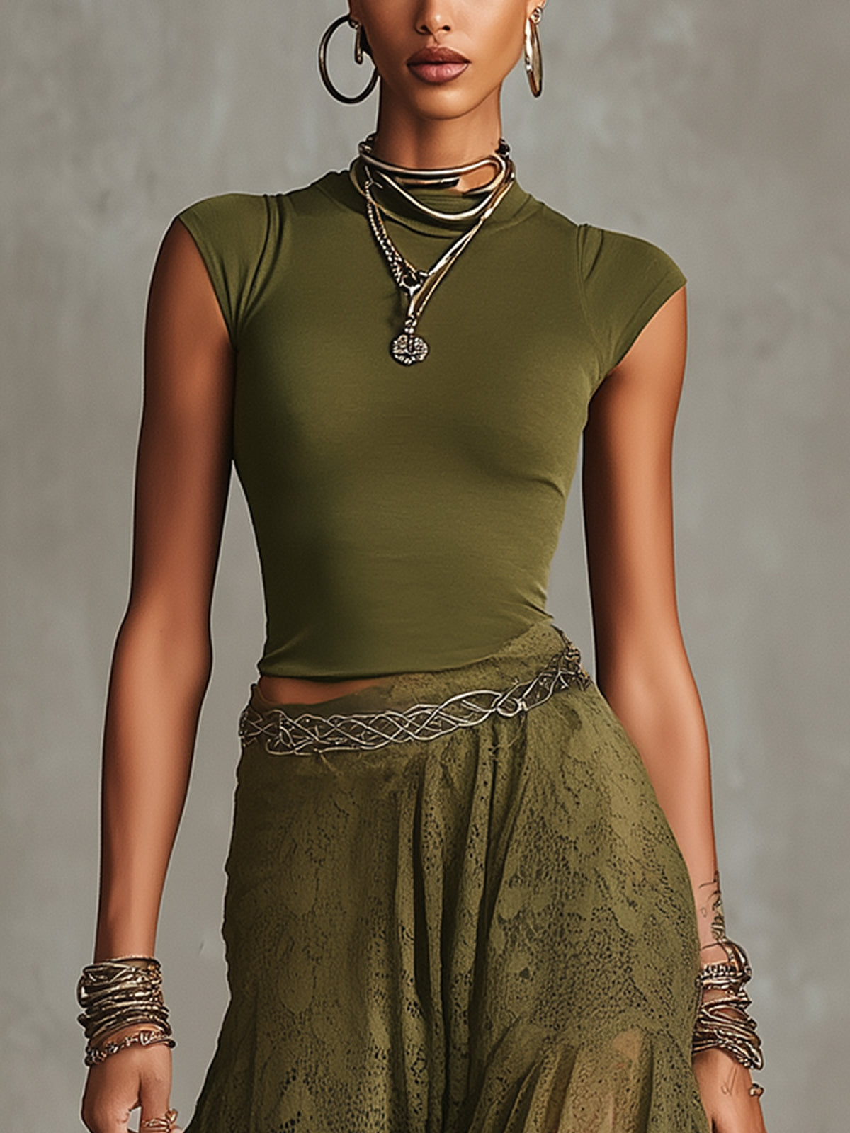 Oliwkowy zestaw dwuczęściowy: crop top z krótkim rękawem typu cap sleeve oraz warstwowa koronkowa spódnica maxi