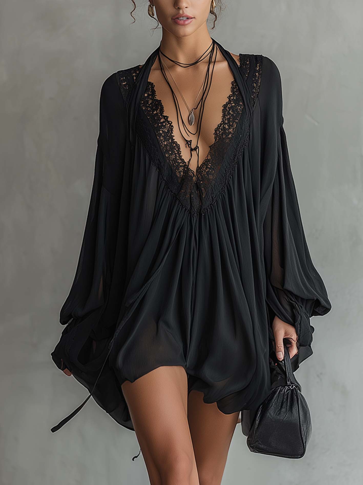 Czarna Mini Sukienka Chiffonowa na Halterze z Koronkowym Dekoltem