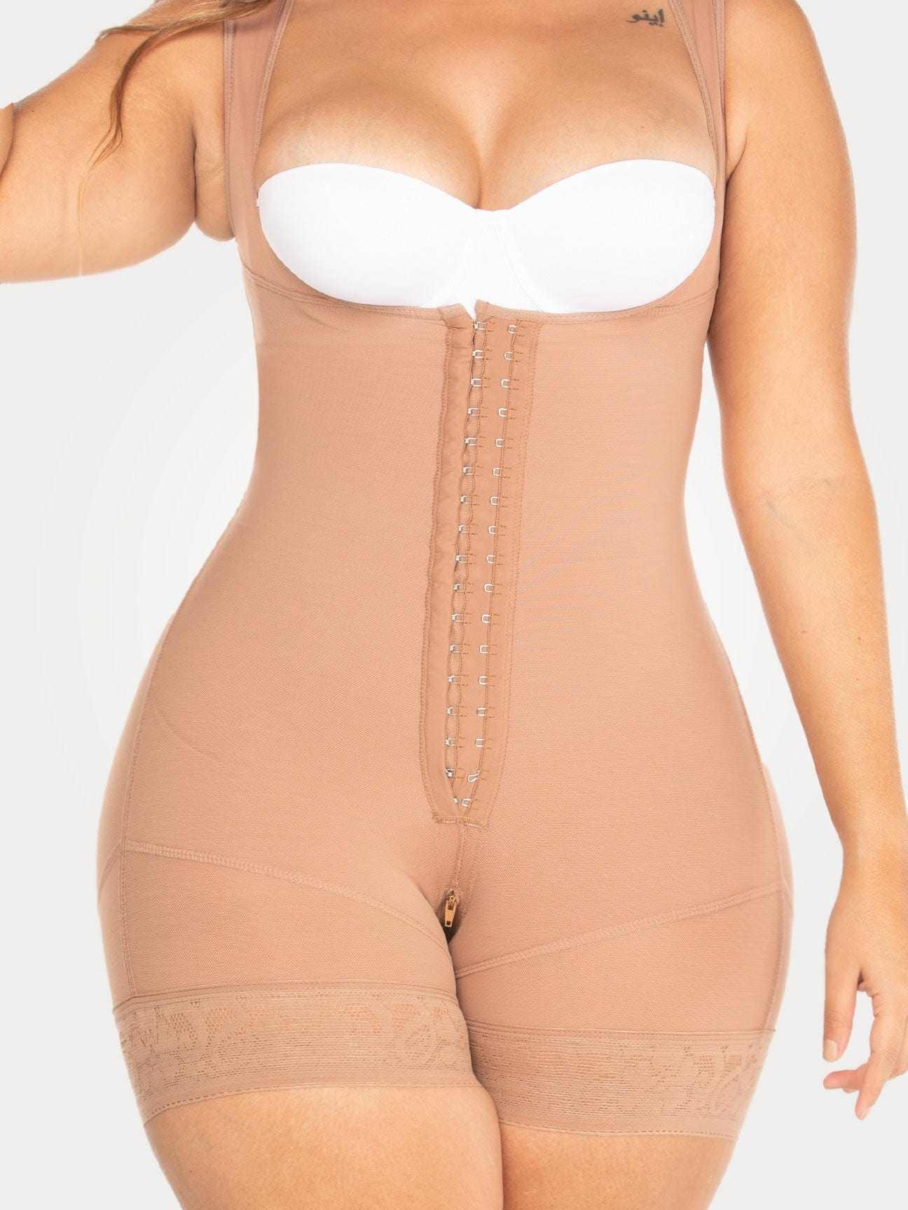 Modelująca Faja z Hakami i Szerokimi Ramiączkami NS049